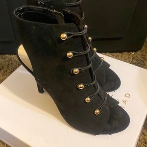 Black heel with brass details